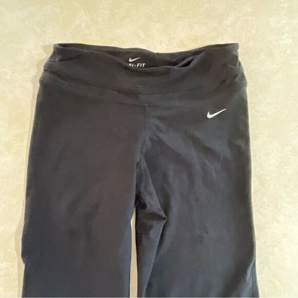 Nike Women’s Black Capri legging crop pants size XS flare cropped yoga workout - Picture 2 of 5